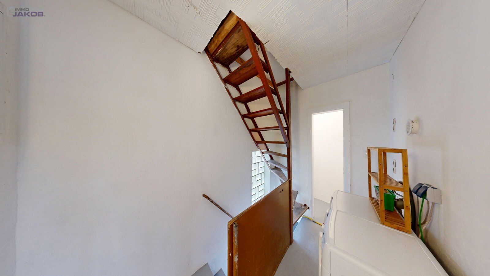 *SOLD* | Detached two-family house with garden & garages in a family-friendly residential area