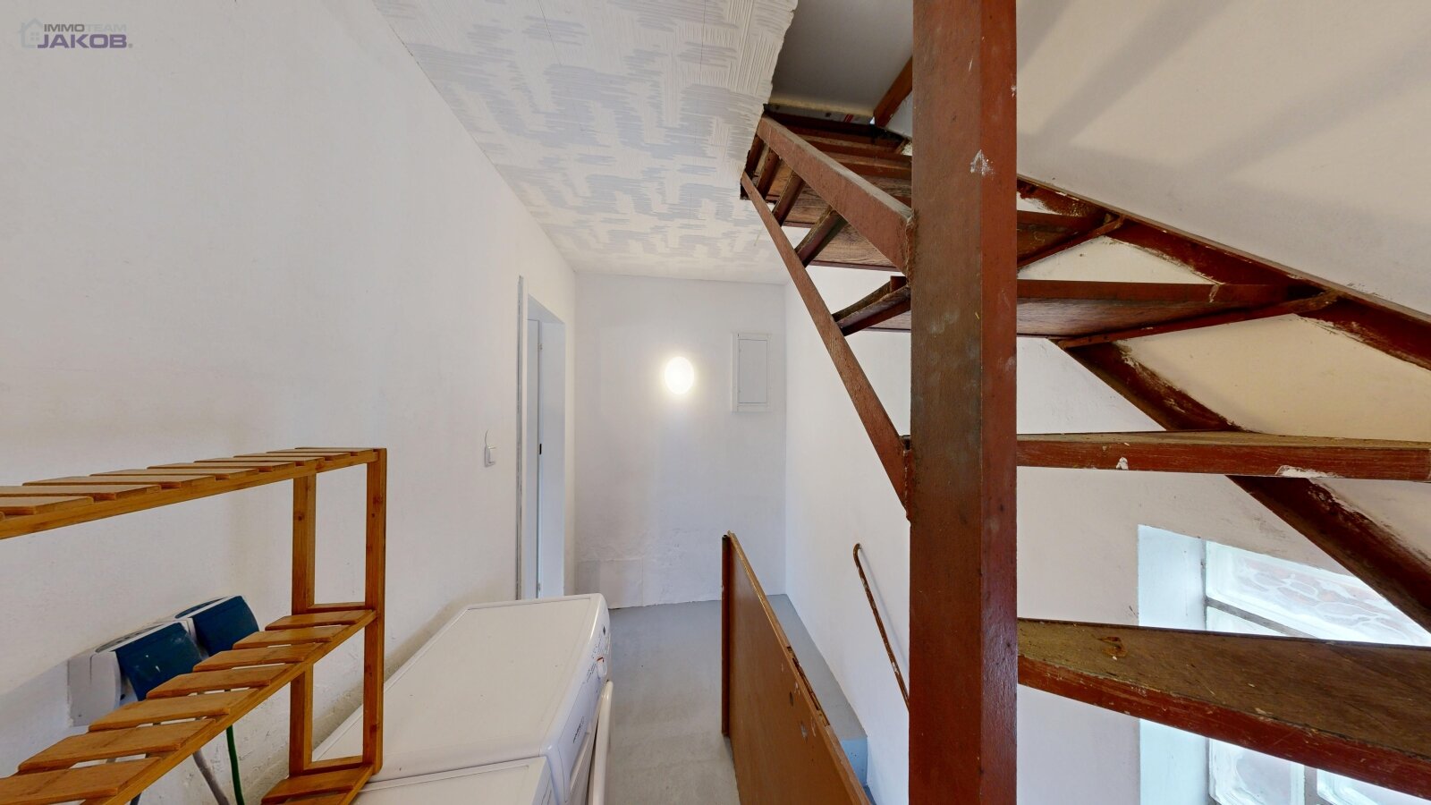 *SOLD* | Detached two-family house with garden & garages in a family-friendly residential area