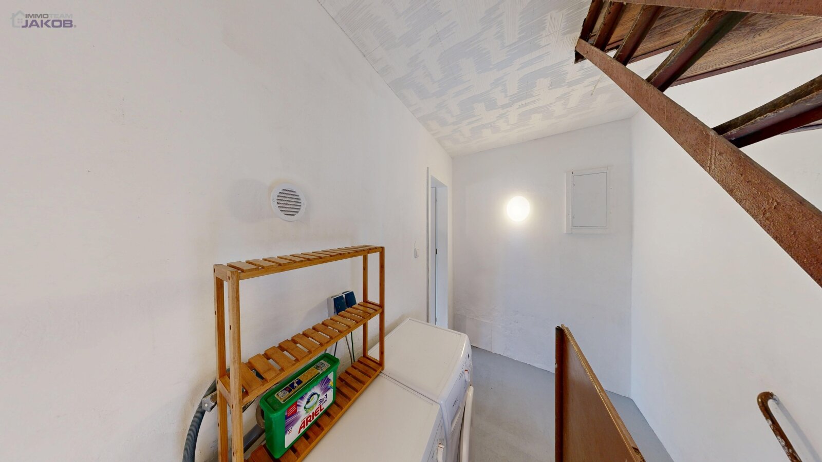 *SOLD* | Detached two-family house with garden & garages in a family-friendly residential area