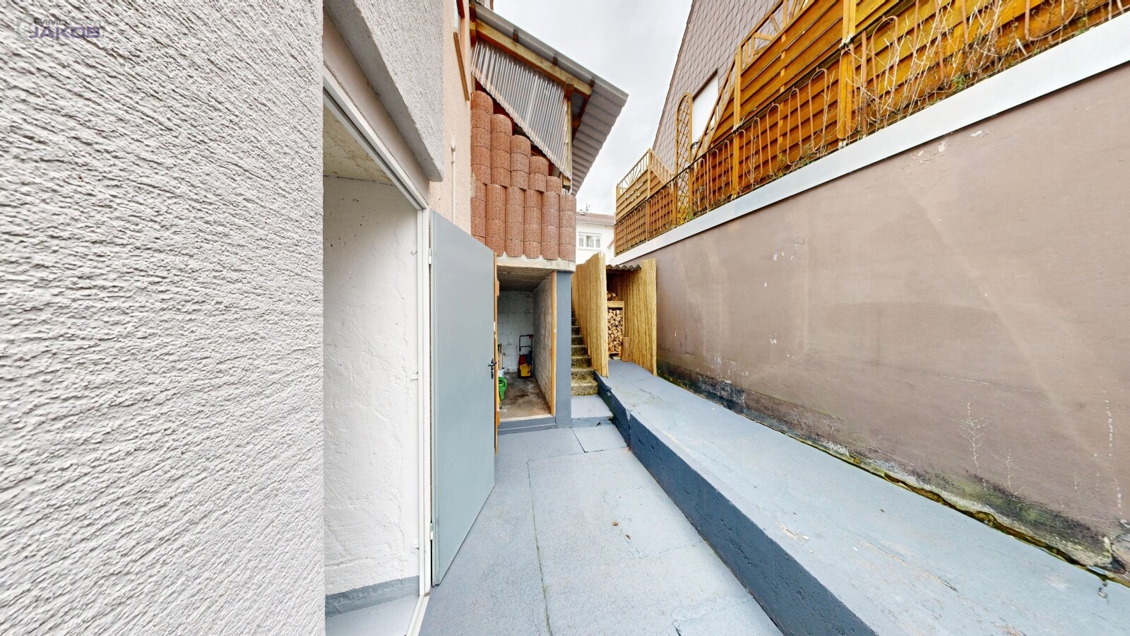 *SOLD* | Detached two-family house with garden & garages in a family-friendly residential area