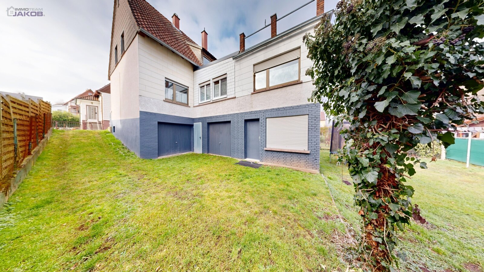 *SOLD* | Detached two-family house with garden & garages in a family-friendly residential area