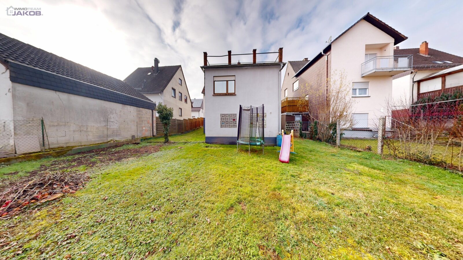 *SOLD* | Detached two-family house with garden & garages in a family-friendly residential area