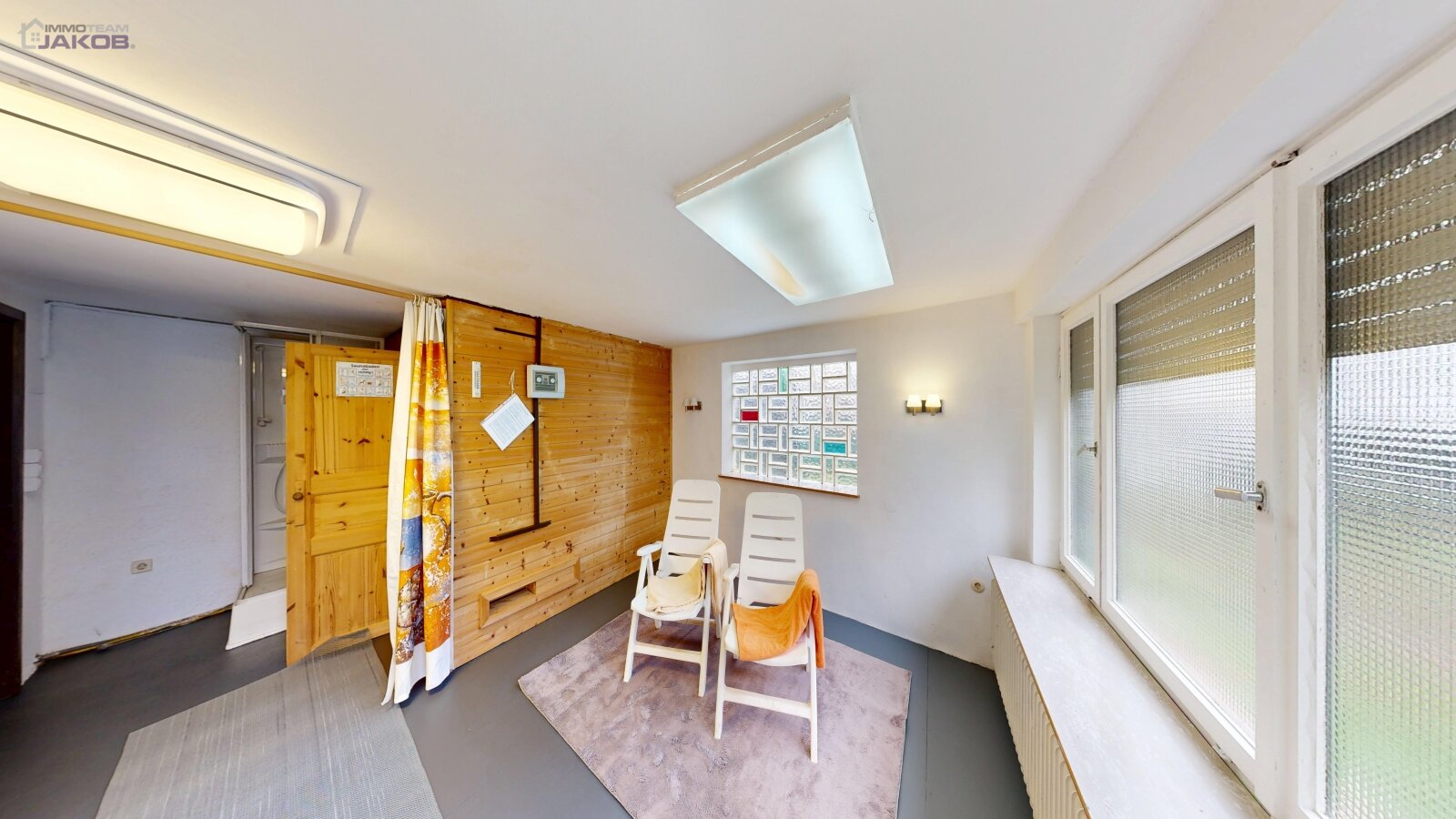 *SOLD* | Detached two-family house with garden & garages in a family-friendly residential area