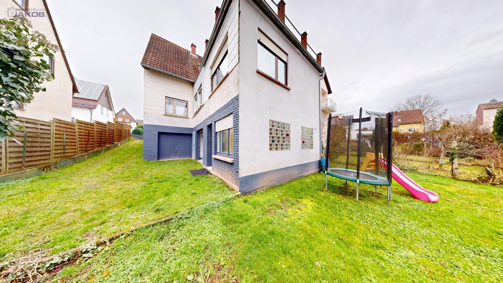 *SOLD* | Detached two-family house with garden & garages in a family-friendly residential area