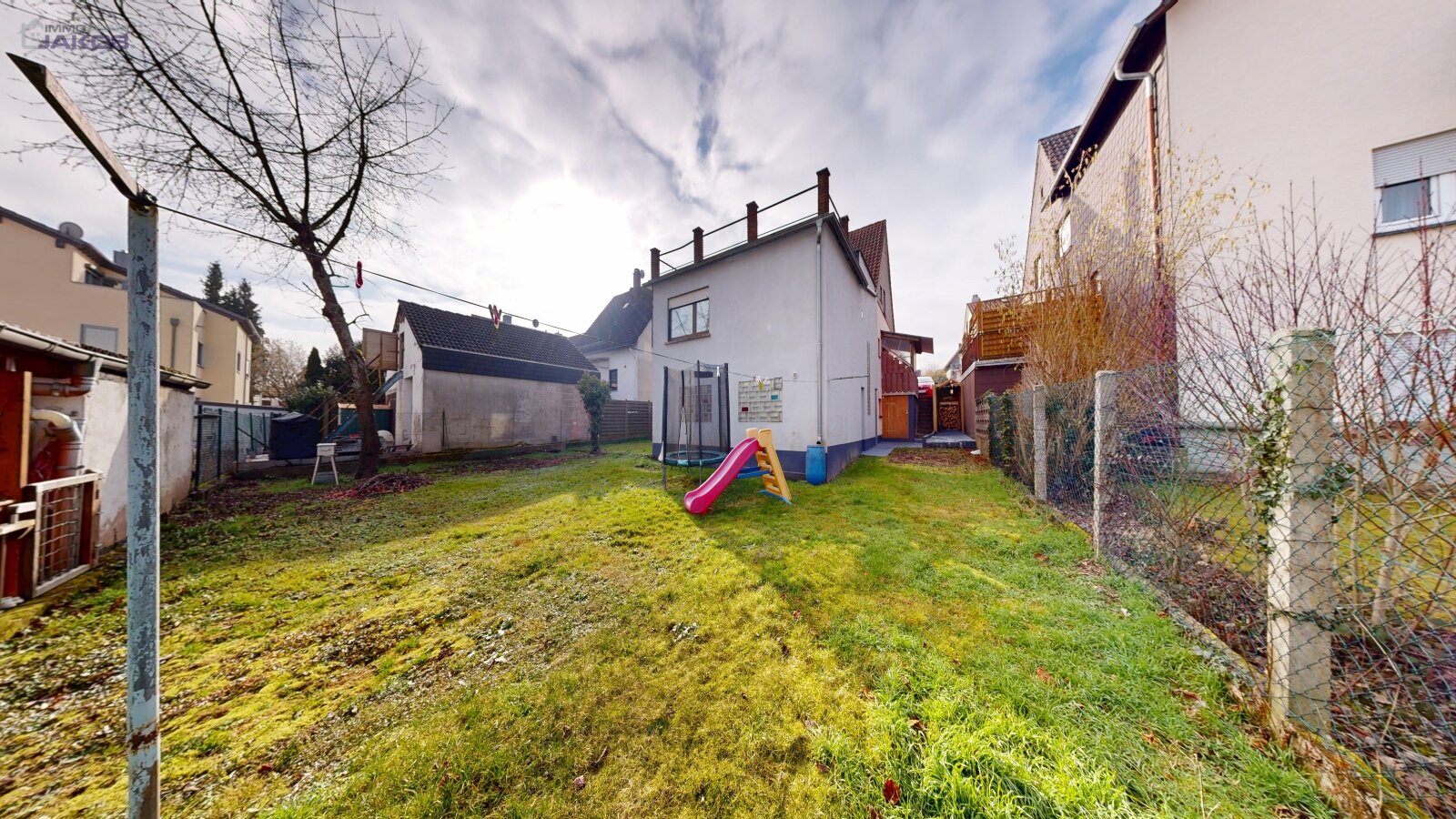 *SOLD* | Detached two-family house with garden & garages in a family-friendly residential area