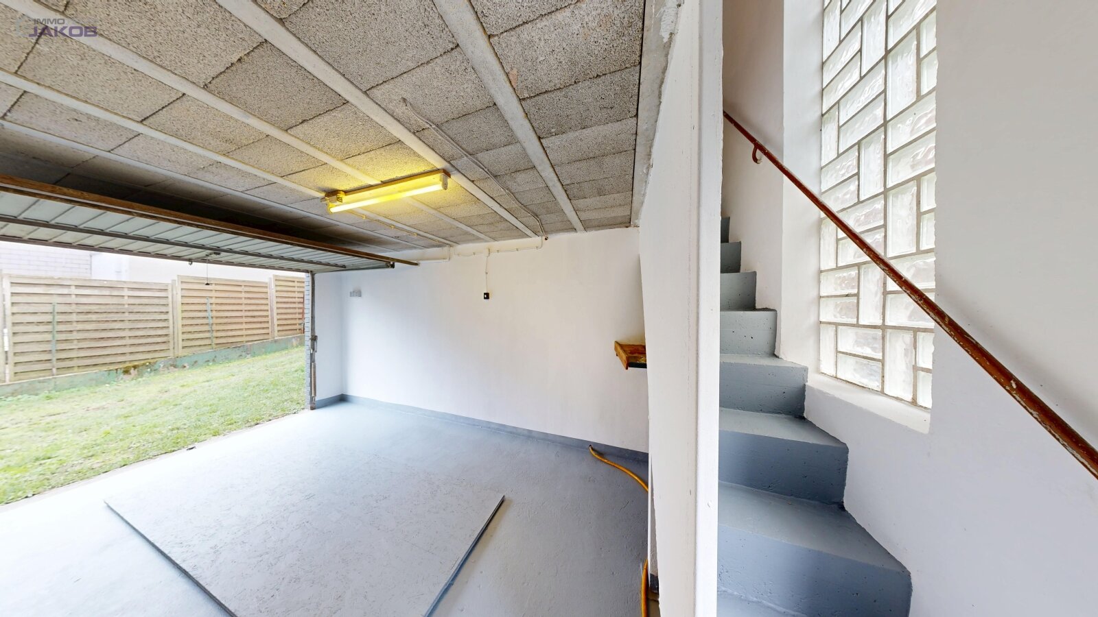 *SOLD* | Detached two-family house with garden & garages in a family-friendly residential area