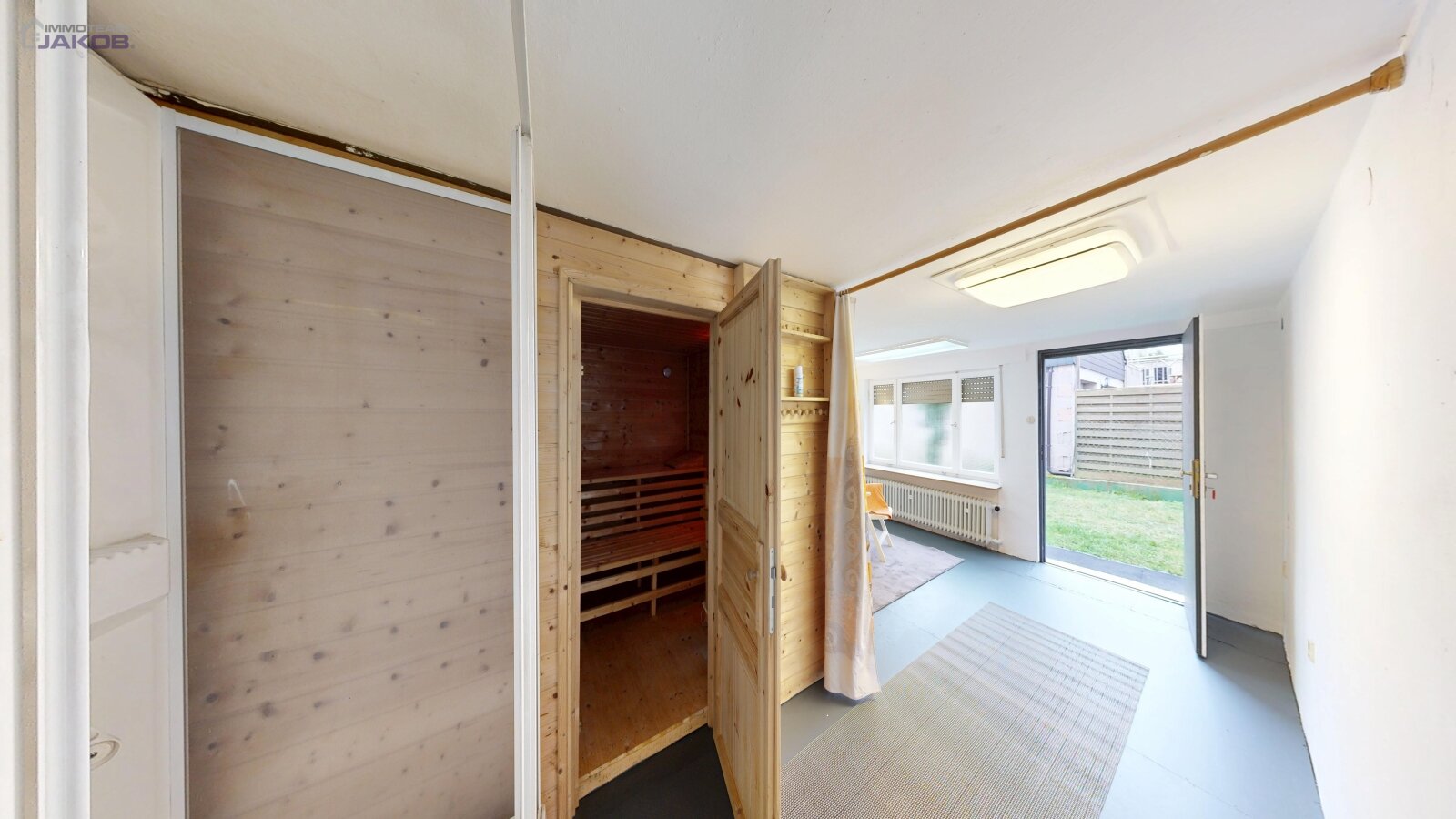 *SOLD* | Detached two-family house with garden & garages in a family-friendly residential area