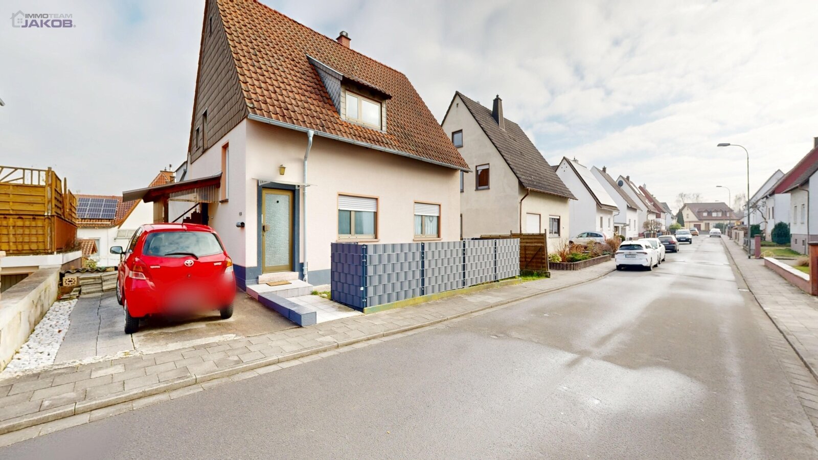 *SOLD* | Detached two-family house with garden & garages in a family-friendly residential area