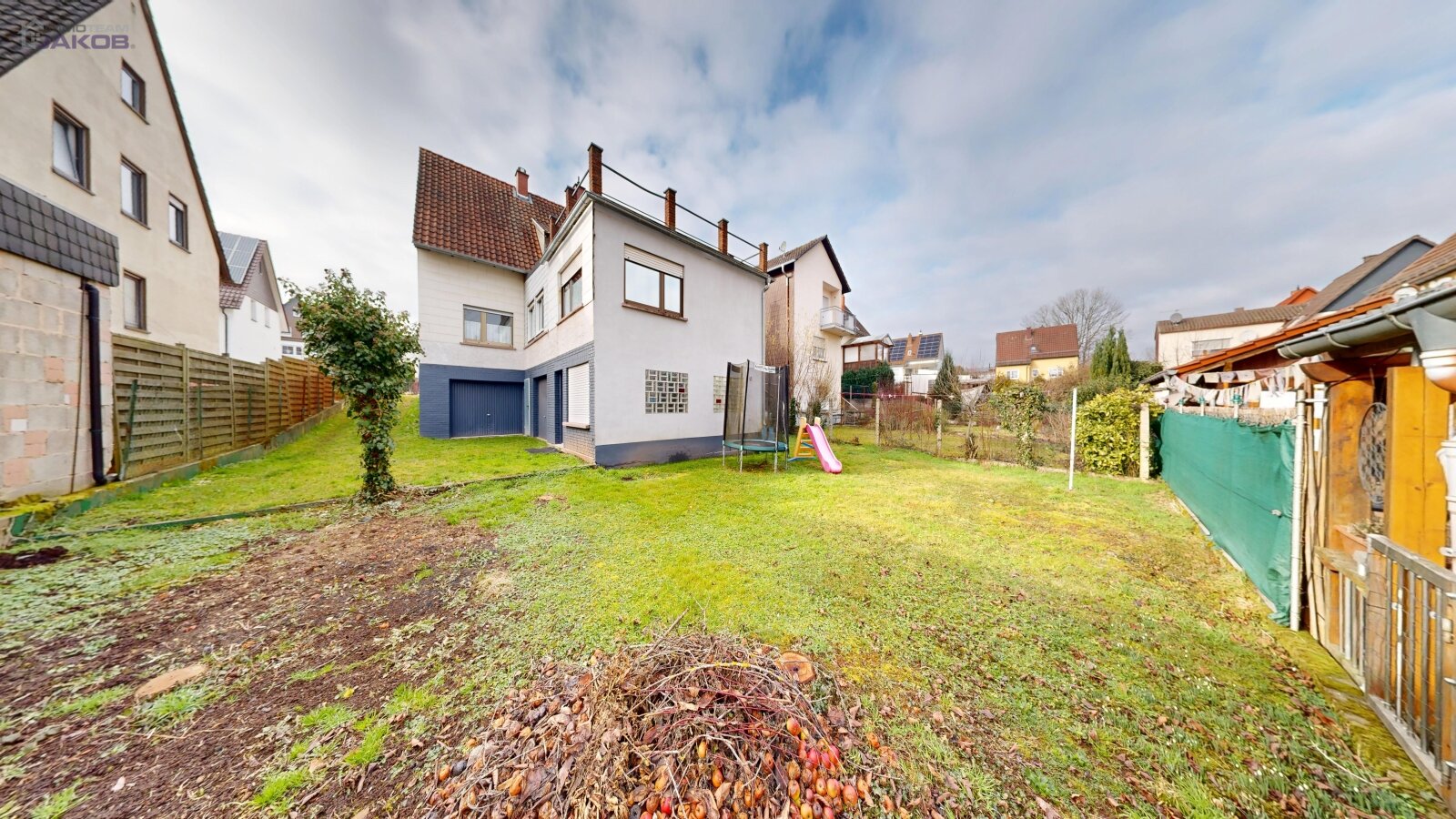 *SOLD* | Detached two-family house with garden & garages in a family-friendly residential area