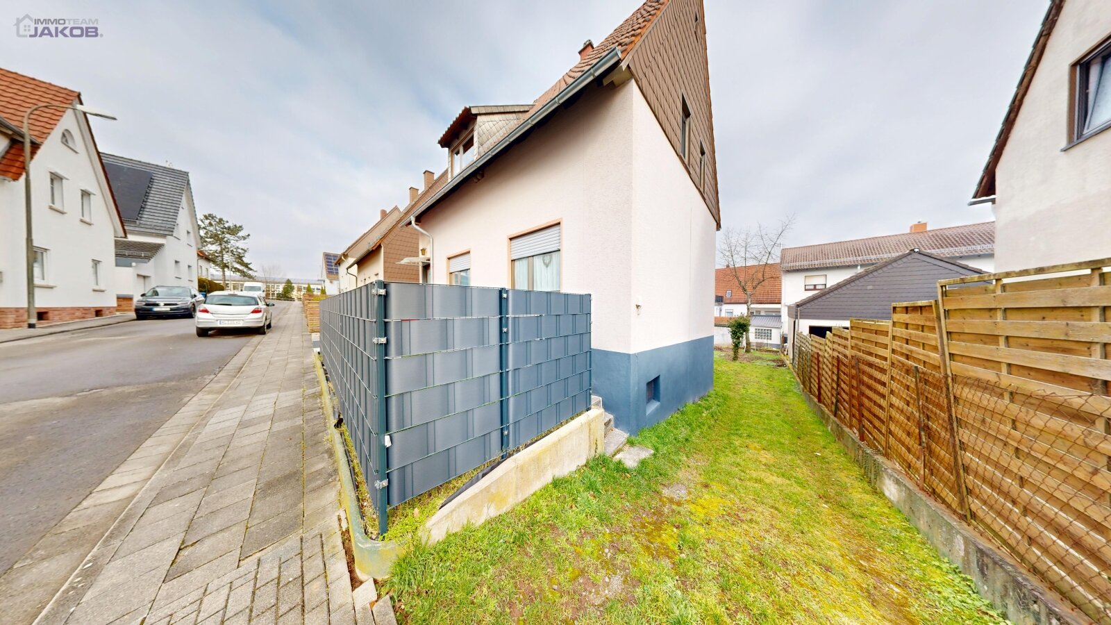 *SOLD* | Detached two-family house with garden & garages in a family-friendly residential area