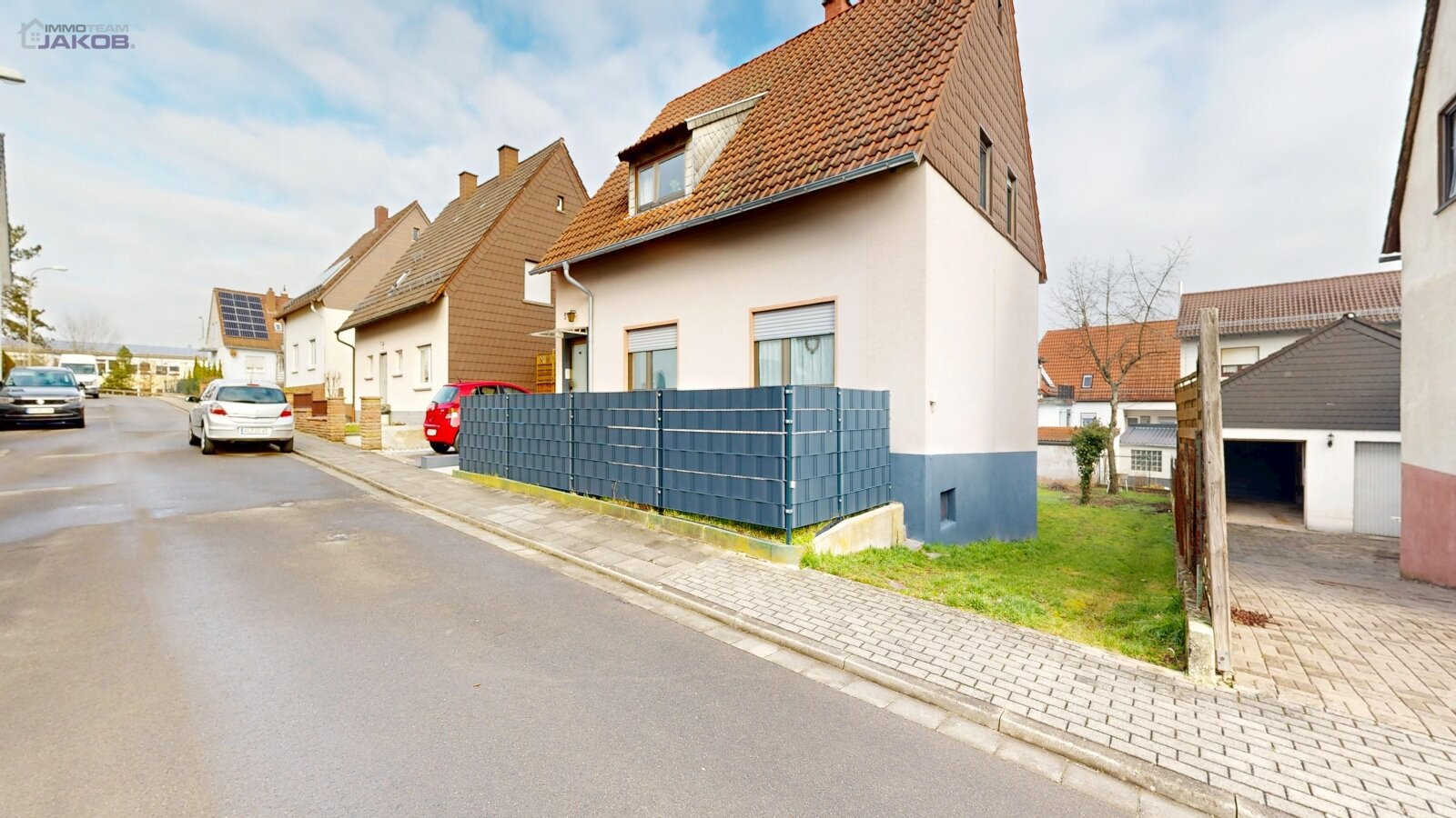 *SOLD* | Detached two-family house with garden & garages in a family-friendly residential area