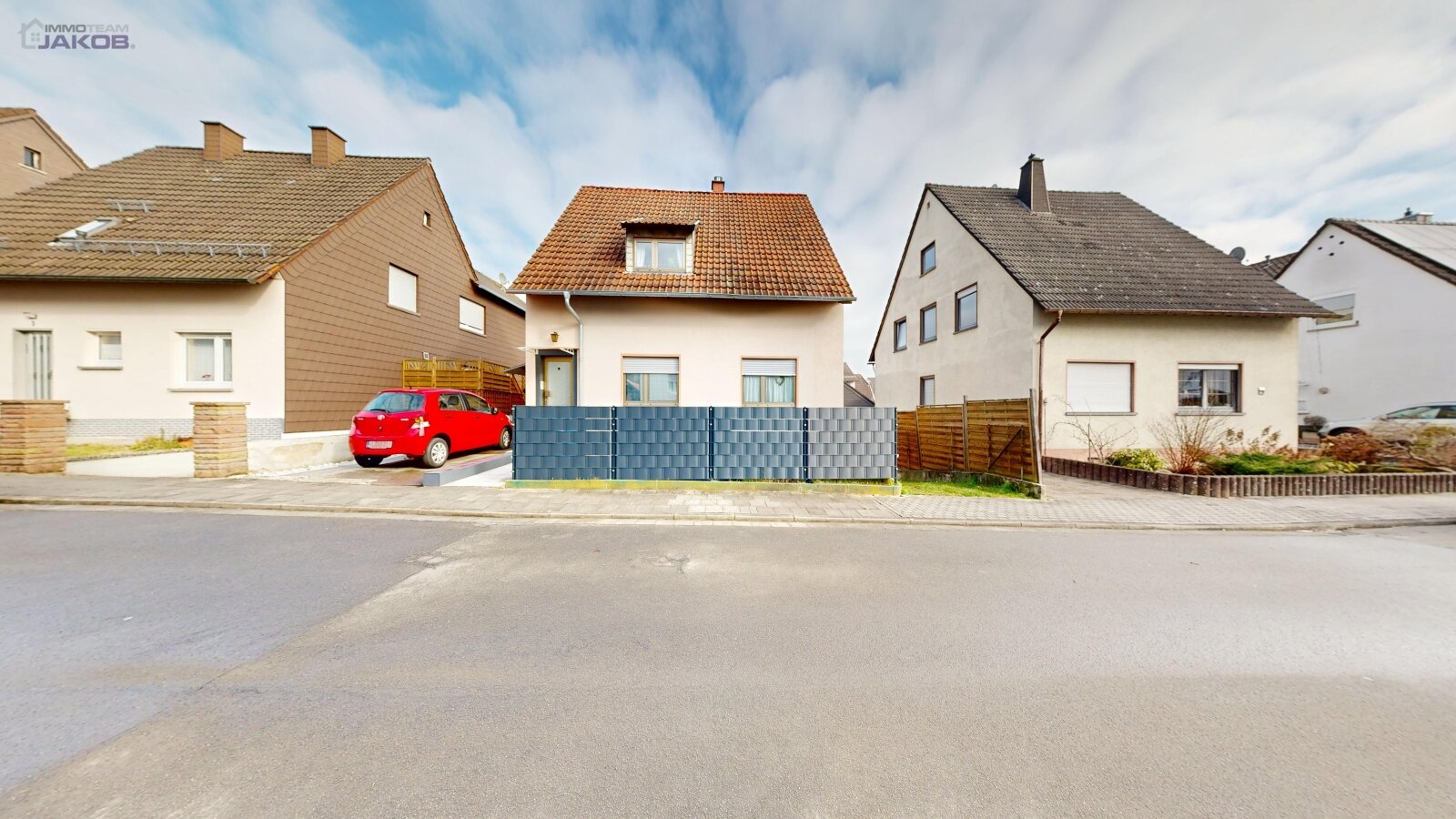 *SOLD* | Detached two-family house with garden & garages in a family-friendly residential area