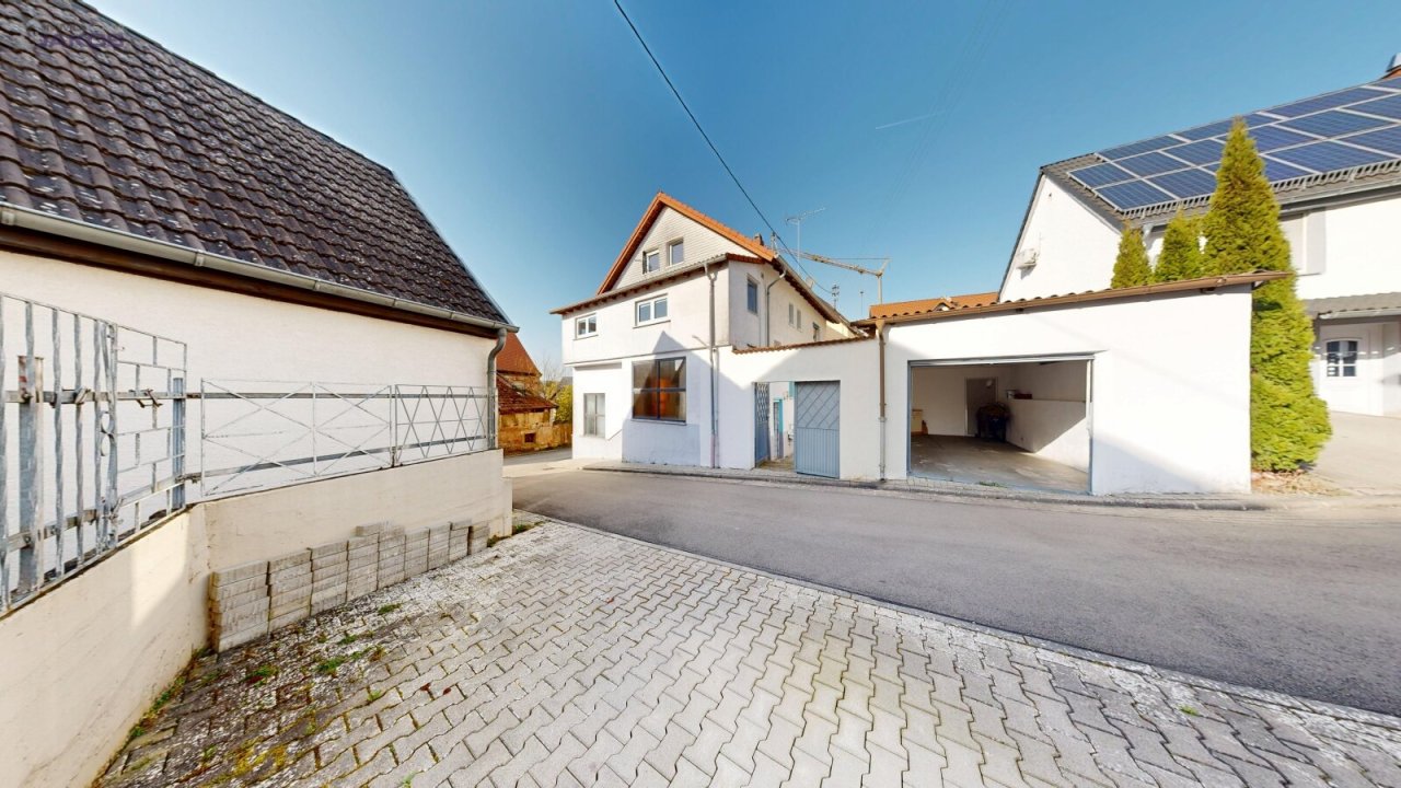 Außenansicht und Stellplatz