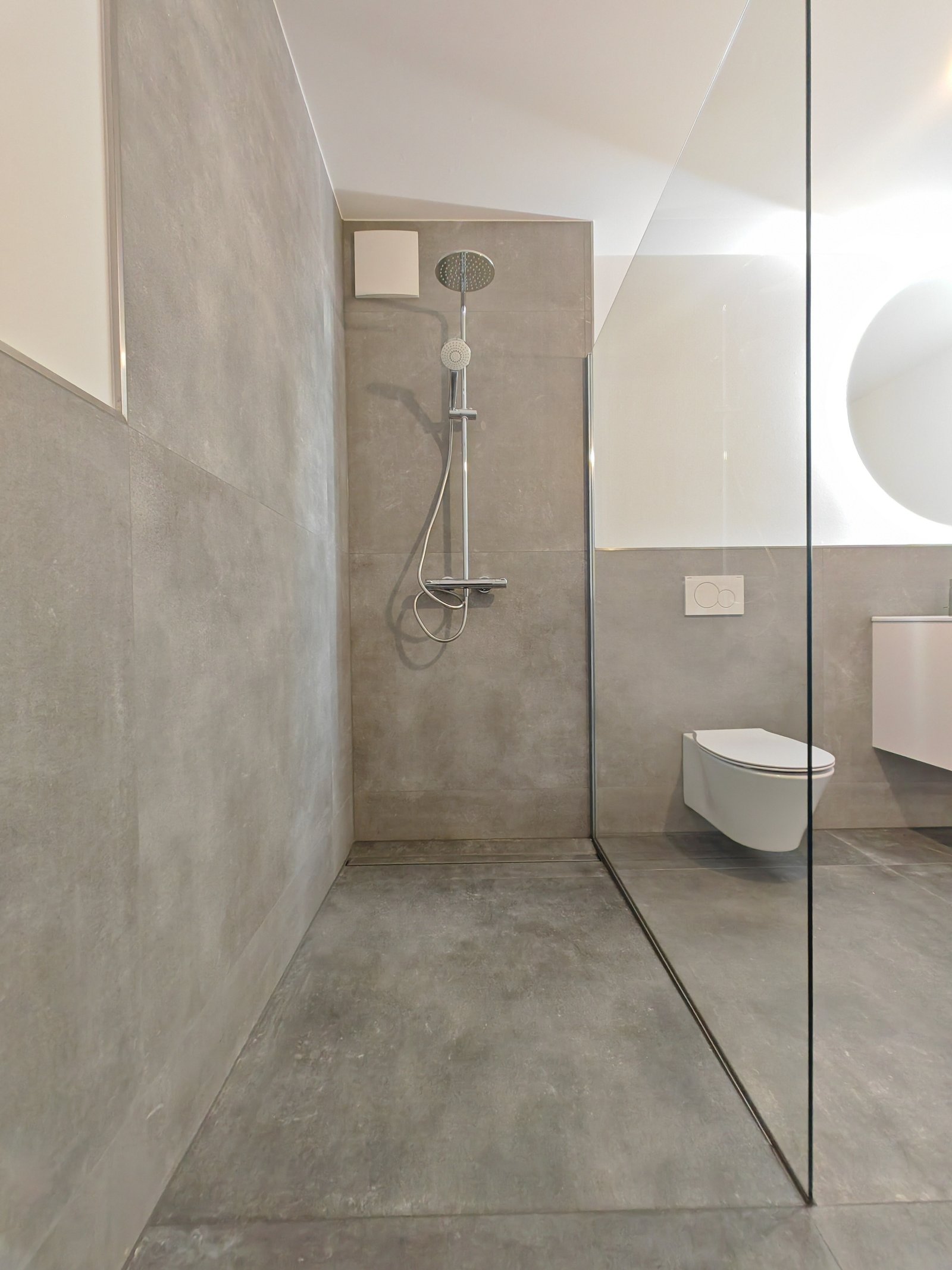 bathroom bathroom