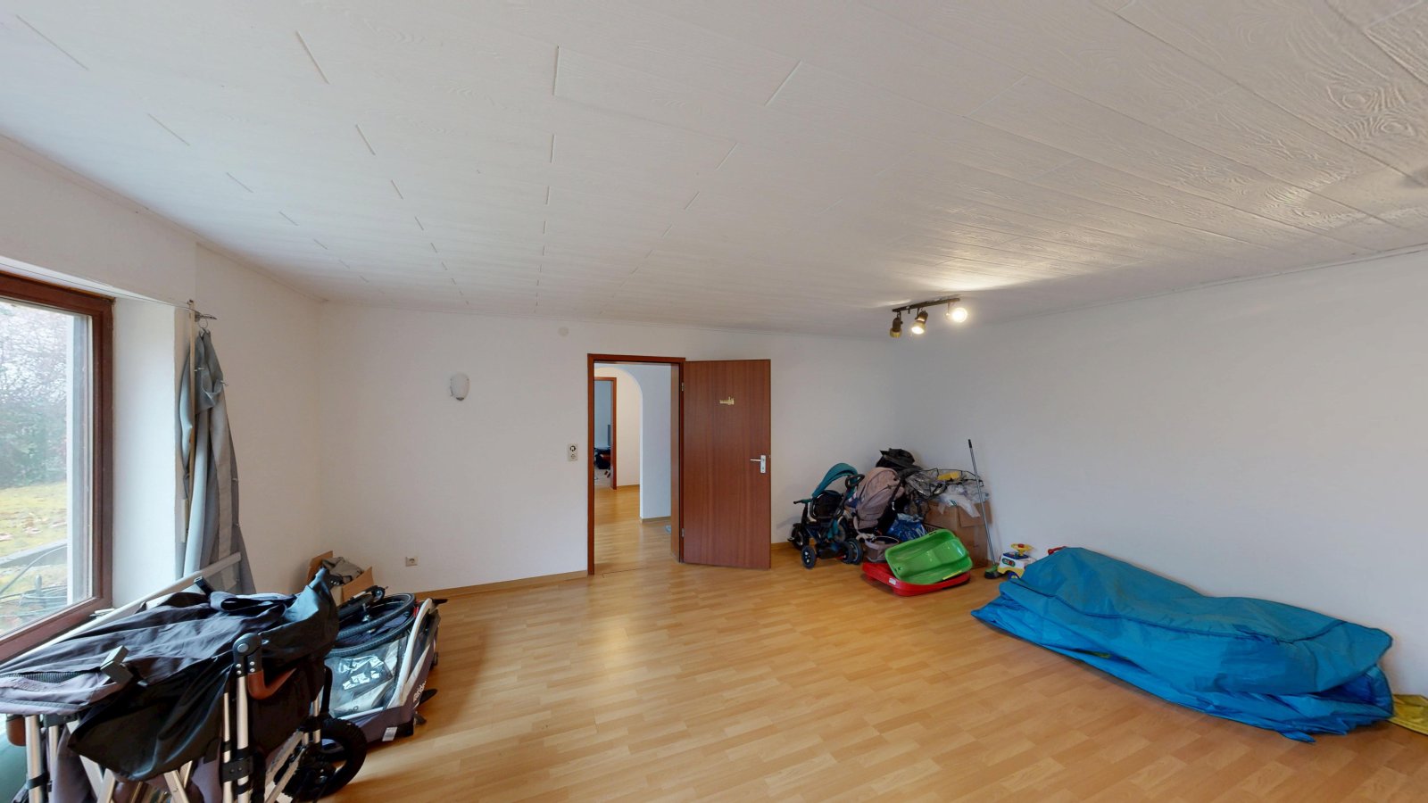 living-/dining-/hobby room | basement living-/dining-/hobby room | basement